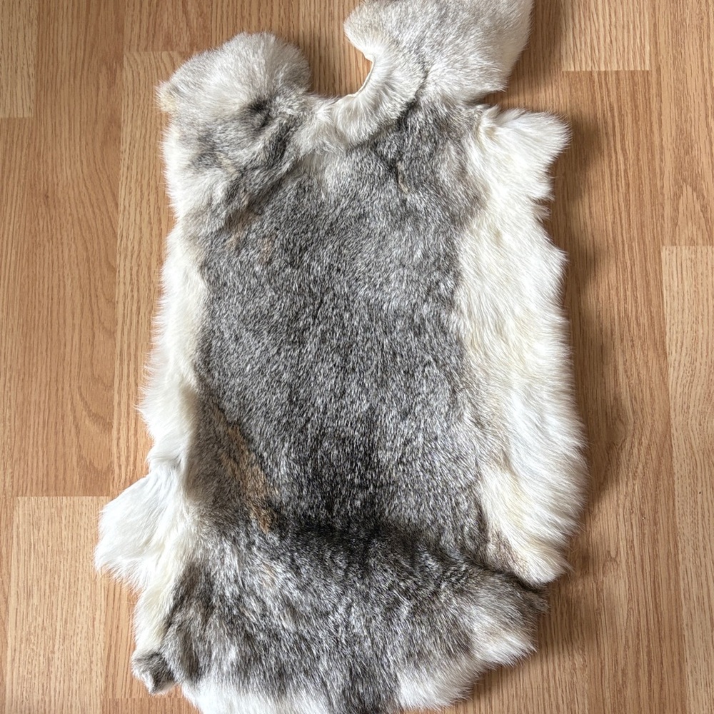 A175 Gray Rabbit Fur Pelt with White Edges for Crafts